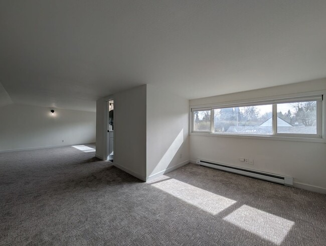 Building Photo - updated 4bed/2bath duplex near Oakway Rd