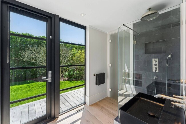 Building Photo - 811 Halsey Ln