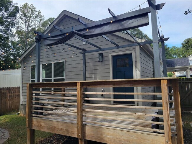 Building Photo - 1740 Madrona St NW