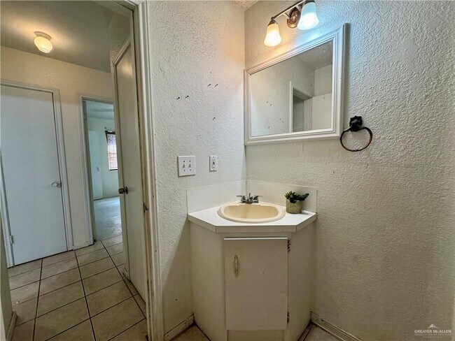 Building Photo - 18 S 20th Ave