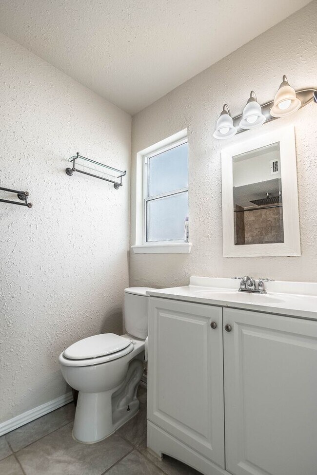 Building Photo - Charming 3 bedroom, 2 bath in East El Paso!