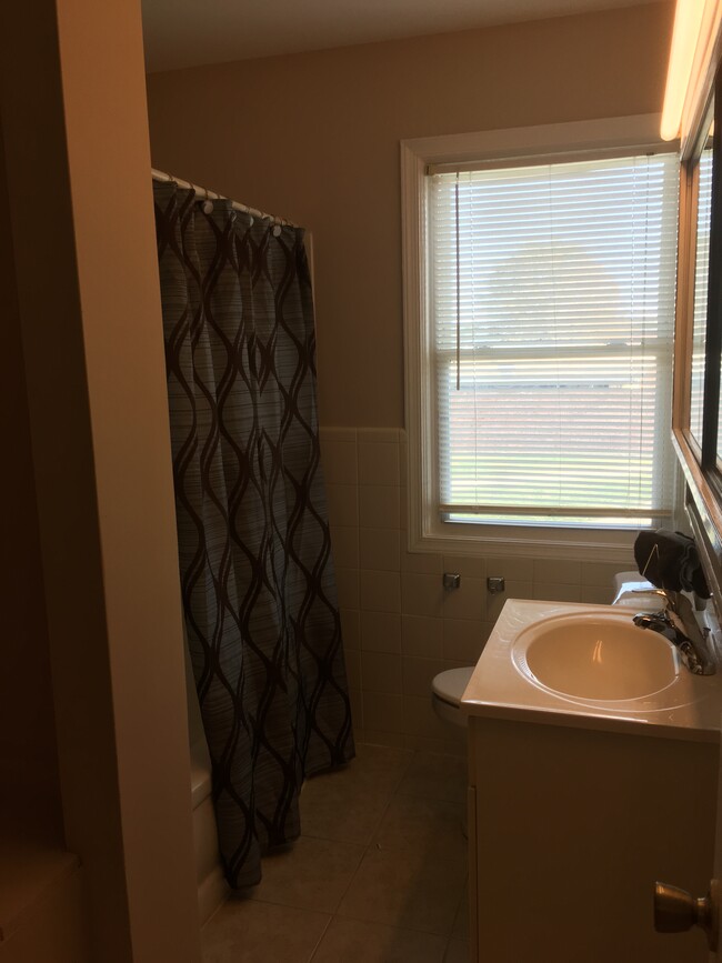 Building Photo - $1,950 / 3br - 1600ft2 - Recently Renovate...