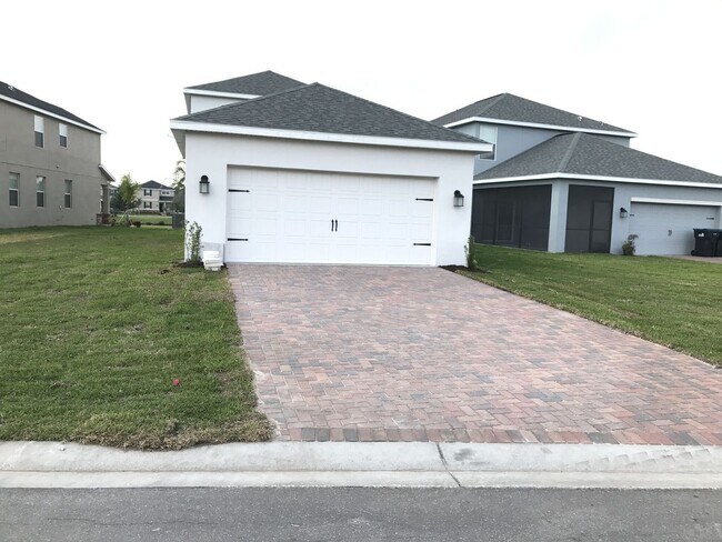 Building Photo - Newer 3/2.5ba Home at The Oaks in Moss Park with FREE Internet, Cable and Phone