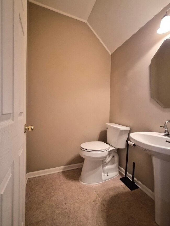 Building Photo - 1015 Woodview Ct