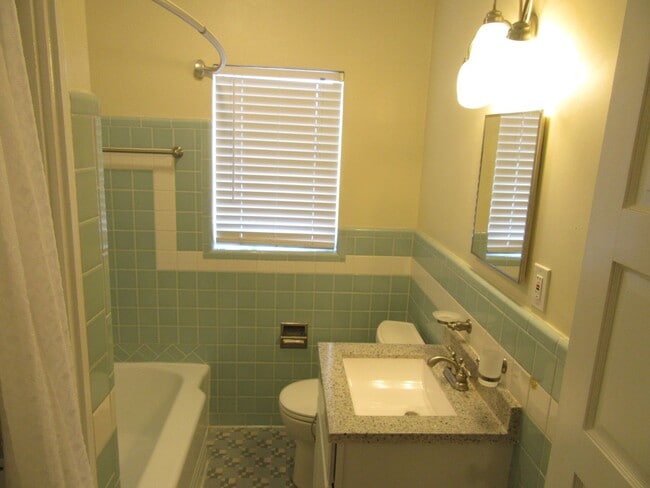 Building Photo - 807 Cherry St