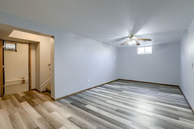 Building Photo - Conveniently Located 3 Bedroom Bellevue Home!!