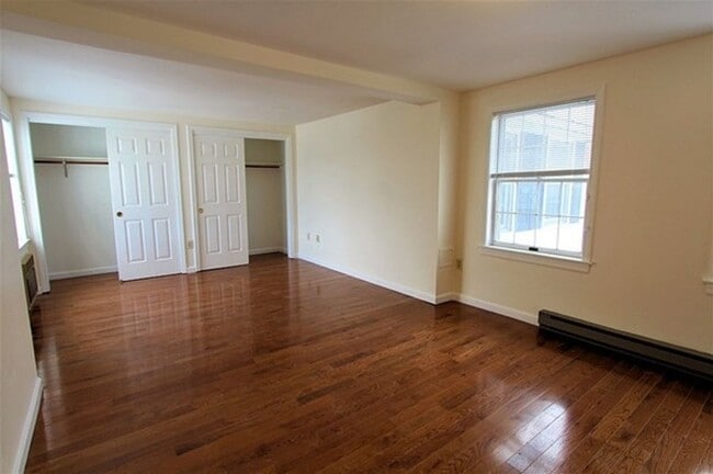 Building Photo - Spacious 3-Bed Townhouse with Wraparound D...