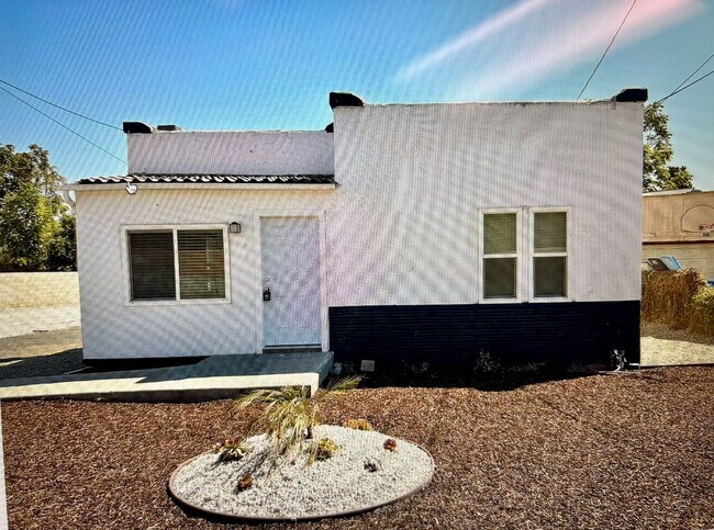 Primary Photo - 1676 E La Cadena Dr