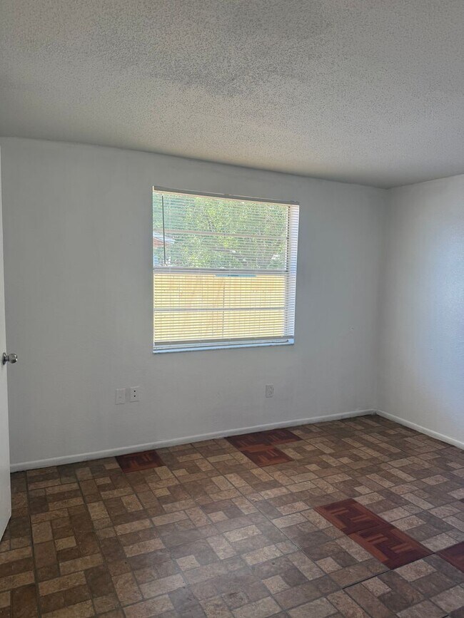Building Photo - 3 bedroom 2 bath duplex