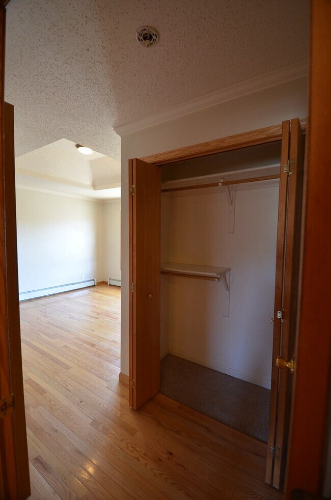 Building Photo - On Bus Route! 2bed/2.5 Bath, Sunny Town House! Fresh paint!