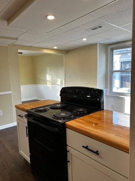 Building Photo - 444 Main St