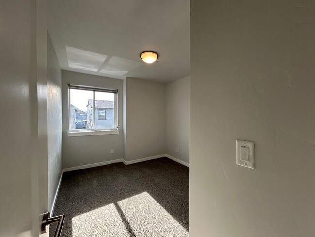 Building Photo - Modern 3 Bed, 2.5 Bath Townhouse for Rent!