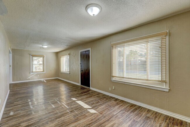 Building Photo - 3 Bed 2 Bath close to OU Med Center