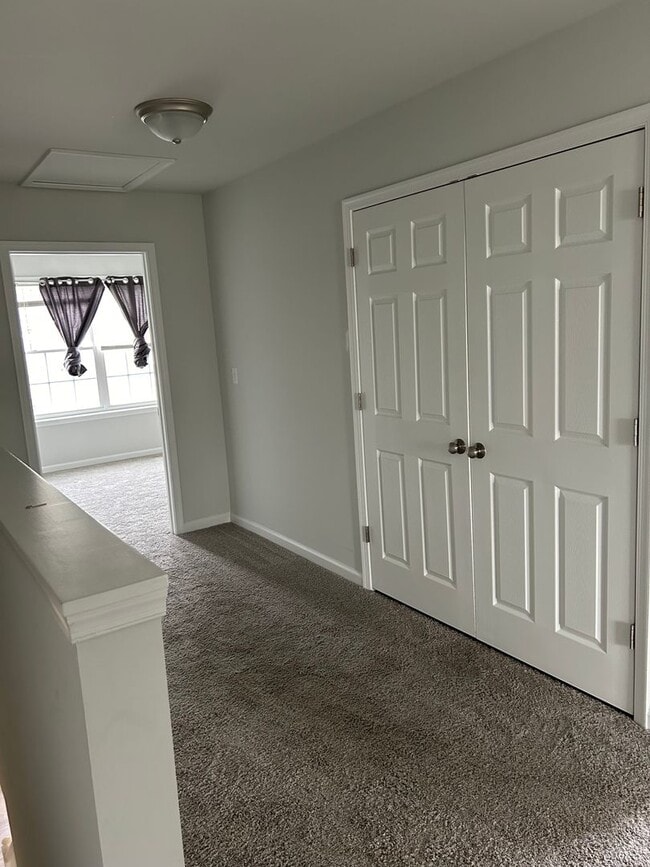 Building Photo - Like new 3 bedroom 2.5 bath townhouse