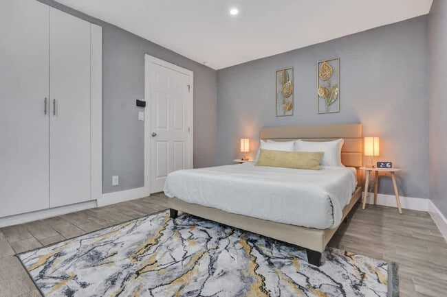 Building Photo - 906 N Riverside Dr