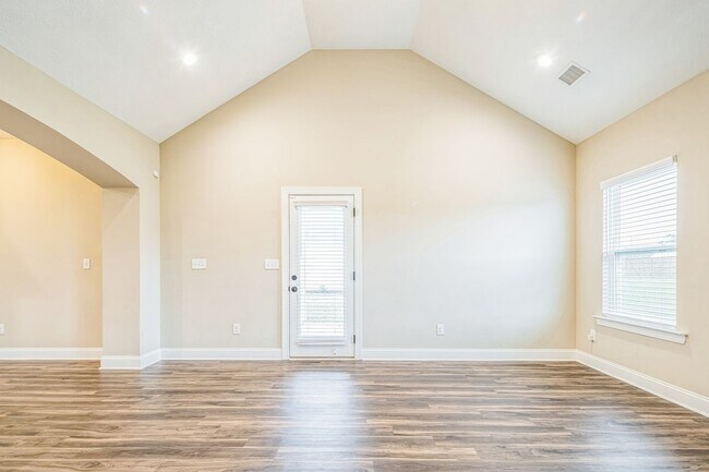 Building Photo - Charming 3BR House in Warrenville
