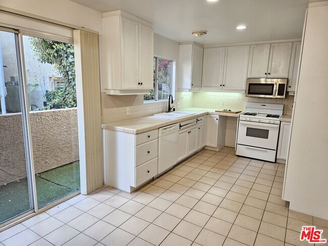 Building Photo - 1957 N Bronson Ave