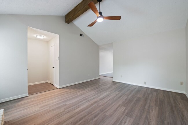 Building Photo - 11805 Southlake Dr