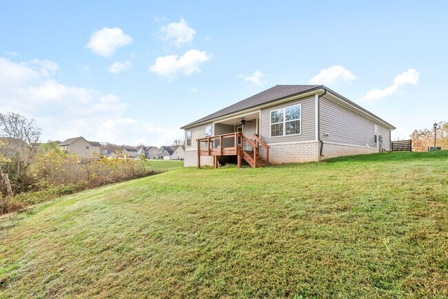 Building Photo - Pet Friendly Three Bedroom!