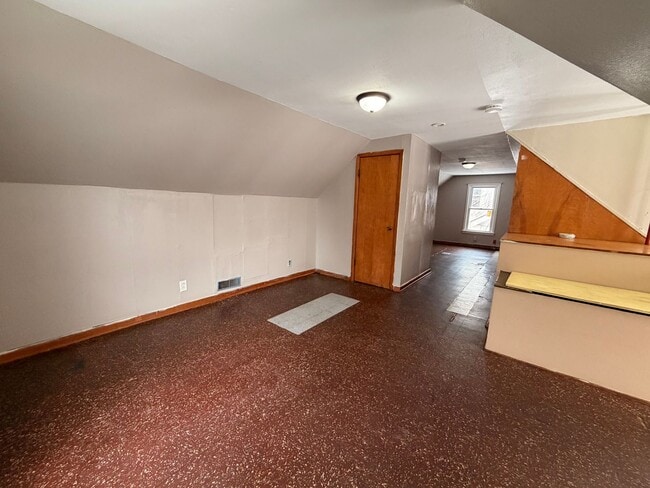 Building Photo - Spacious 2+ bedroom house $750!