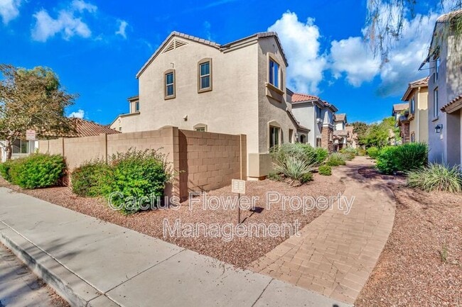 Building Photo - 2544 E Vermont Dr