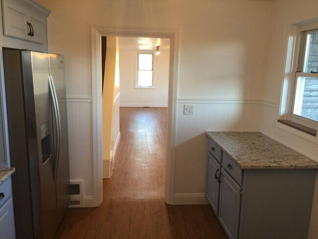 Building Photo - Beautiful South Side Renovation -- Convenience of the flats, peace and quiet of a dead end street!