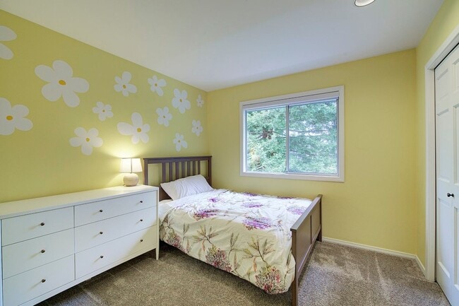 Building Photo - 5Bd/3.5Ba Newcastle House