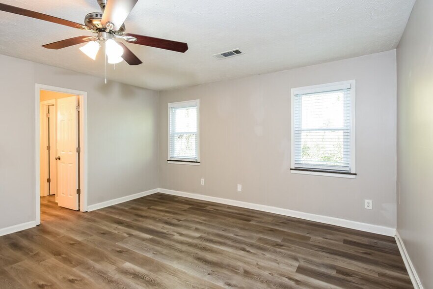 Building Photo - 110 River Oaks Dr