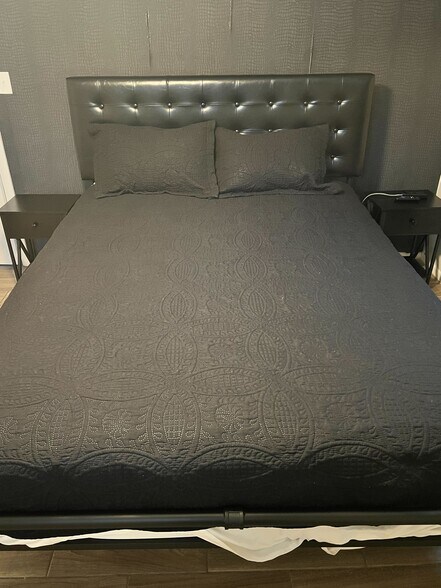 Room 2 Queen Size Bed - 5544 Baroque Dr