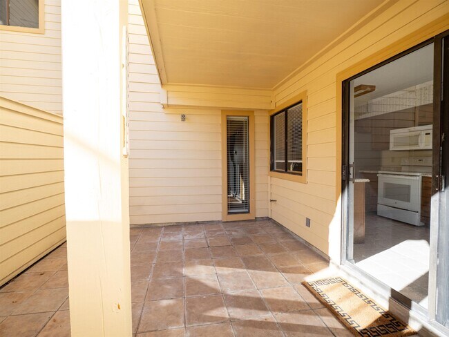 Building Photo - 1209 Hi Stirrup