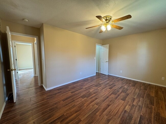 Building Photo - Freshly Painted Beautiful 3 Bedroom, 2 Bat...