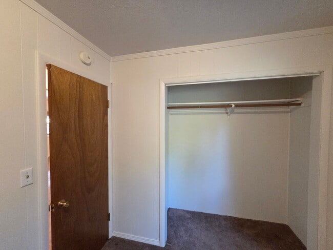 Building Photo - 2 Bed 1 Bath on Diamond Lake Secondary Lot