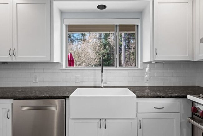 Building Photo - Elegant and Spacious Air-Conditioned Lincoln Park Rambler