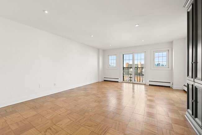 Building Photo - 200 Shearwater Ct W