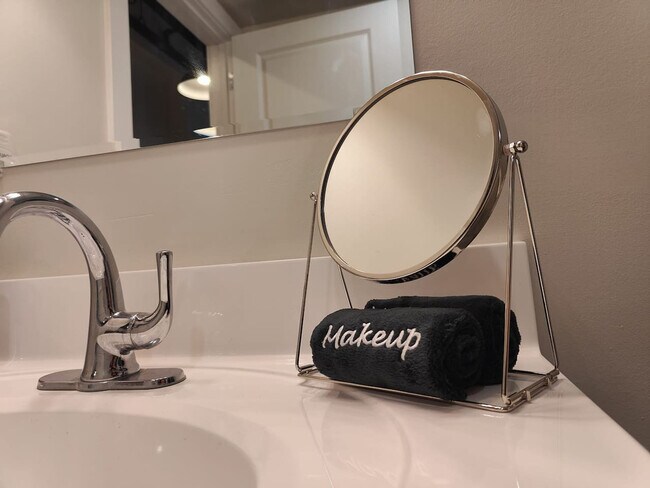 Building Photo - 212 W Roberts Ave