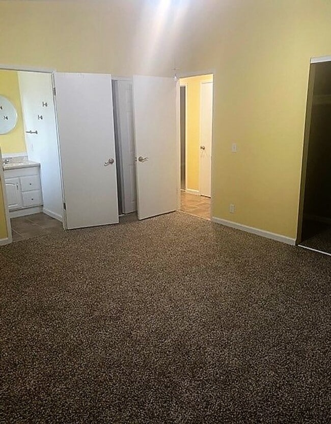 Building Photo - Thanksgiving Move-In Special! $500 OFF 1st...