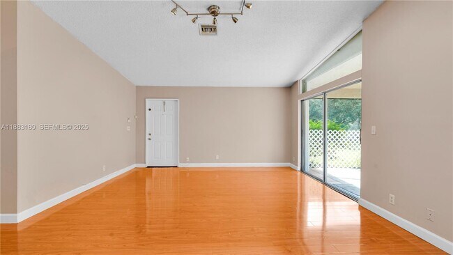 Building Photo - 570 Woodgate Cir