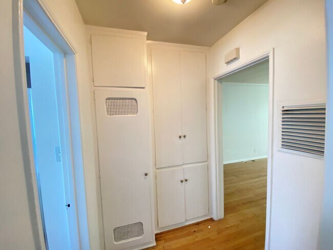 Building Photo - 1 Bed + 1 Bath Second Floor Unit!