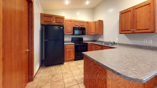 Building Photo - 2 BDS, IN BRANDON, TOWN HOME, ATTACHED GAR...
