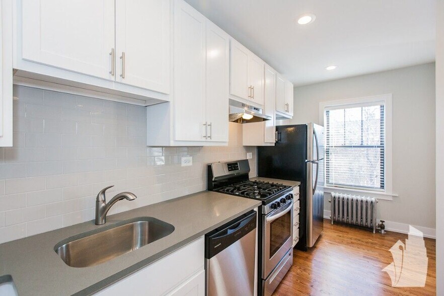 Building Photo - 1950 W Wilson Ave