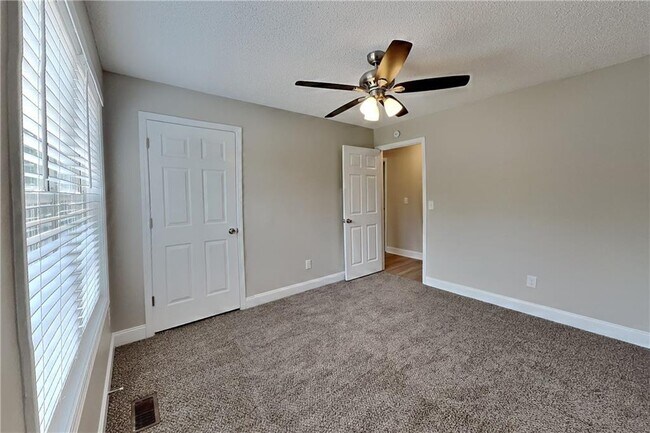 Building Photo - 3820 Pheasant Run Trce