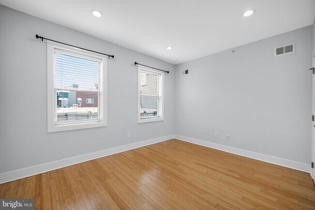 Building Photo - 2028 Trenton Ave