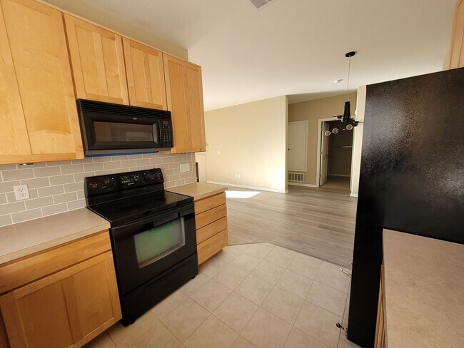 Building Photo - **Cozy condo available in Lowry!!**