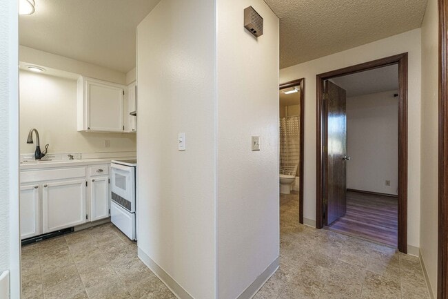 Building Photo - Updated 1 Bed / 1 Bath Upper-Level Condo with Balcony, Garage & A/C — Gated Community!
