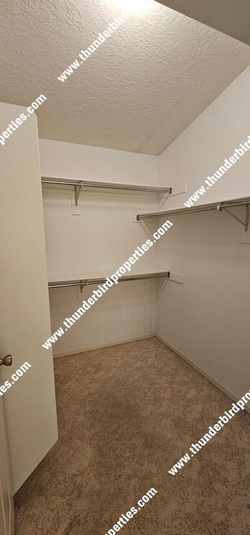 Building Photo - Charming NW 4 Bedroom Home