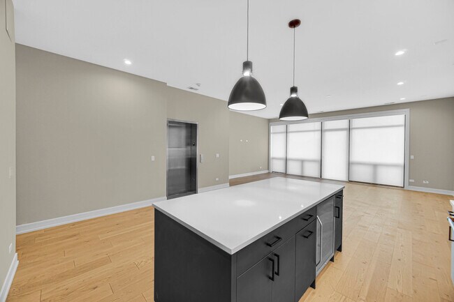 Building Photo - 1203 W Augusta Blvd