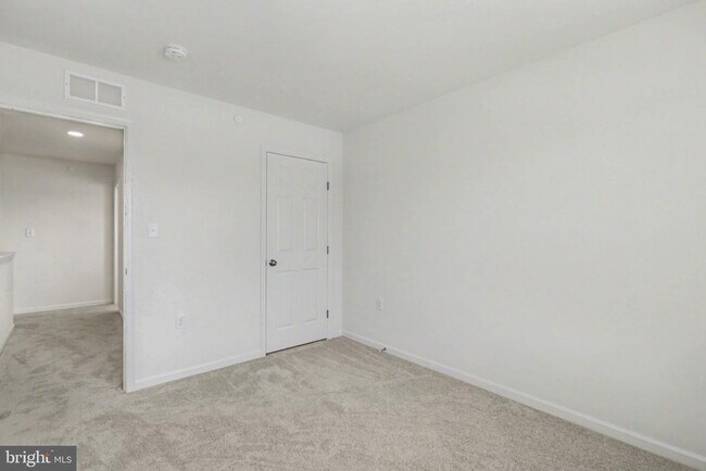 Building Photo - 7884 Oakbrook Dr