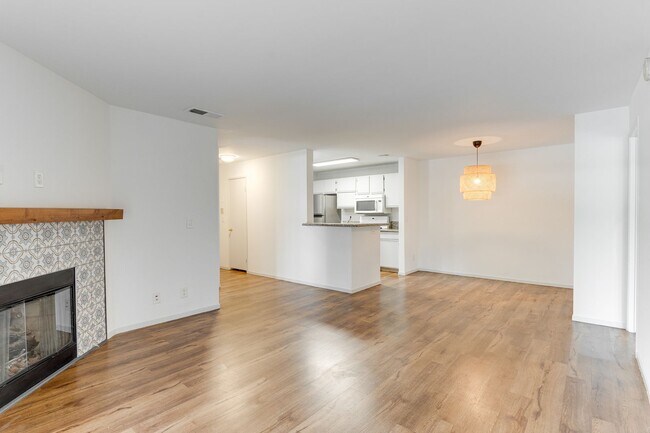 Building Photo - GUARD GATED 2 BEDROOM CONDO!