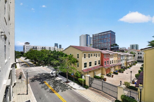 Building Photo - 403 S Sapodilla Ave