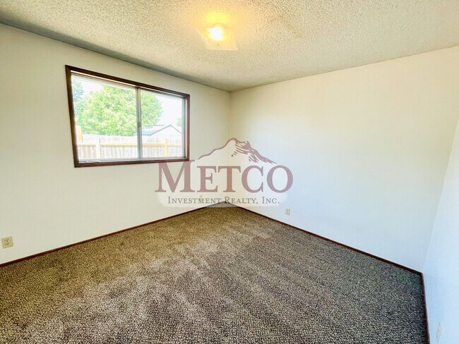 Building Photo - Nice 2 Bedroom Duplex in Springfield!